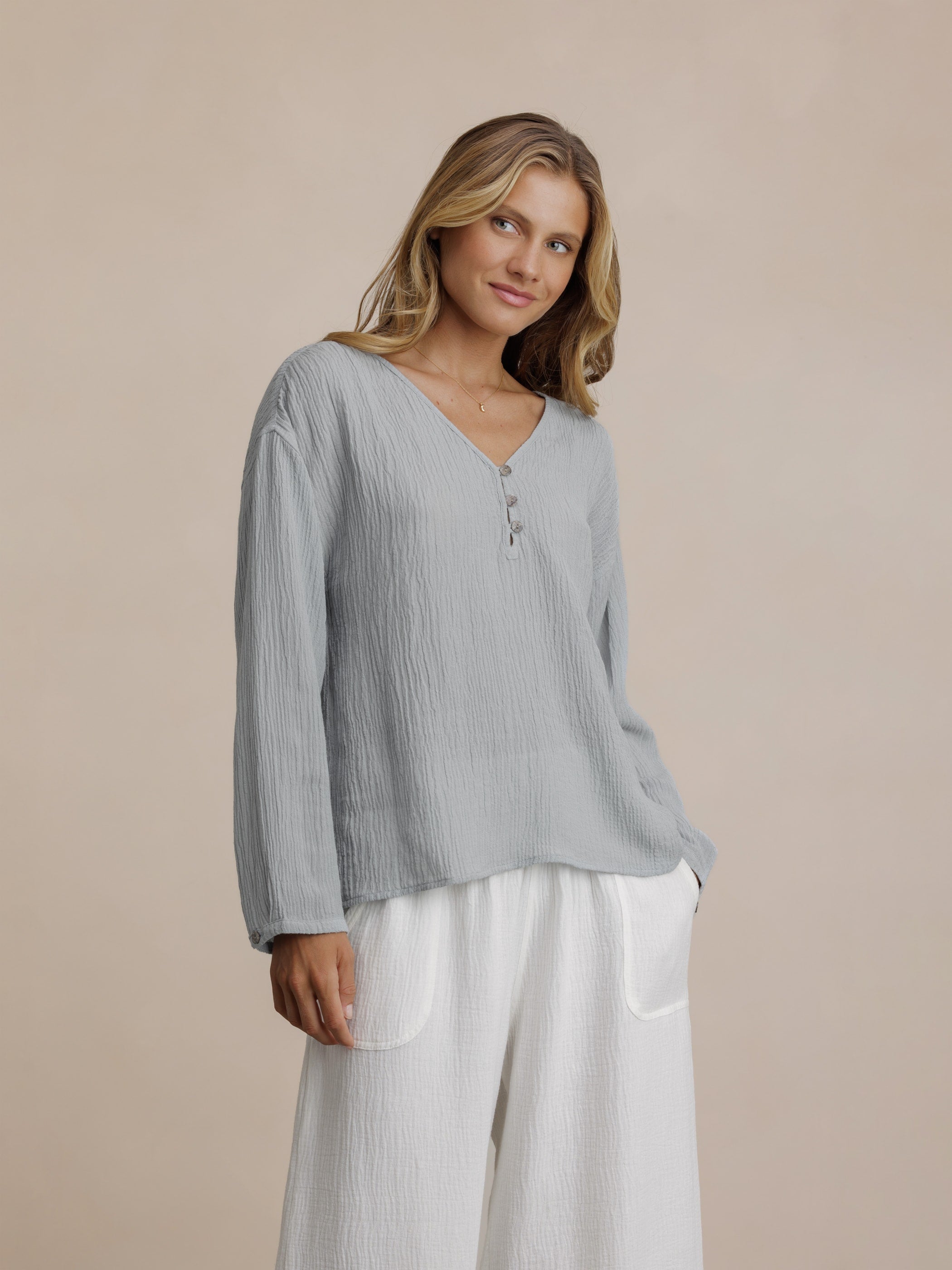 Model wears La Vie Linen Blend Blouse in Slate Blue