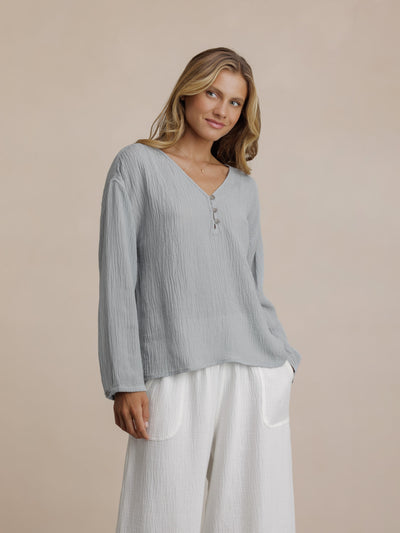 Model wears La Vie Linen Blend Blouse in Slate Blue