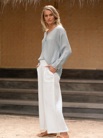 Model wears La Vie Linen Blend Blouse in Slate Blue