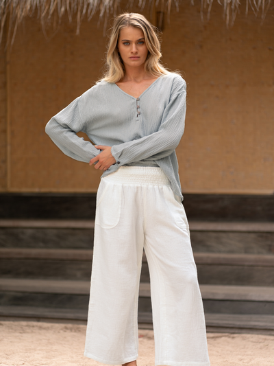 Model wears La Vie Linen Blend Blouse in Slate Blue